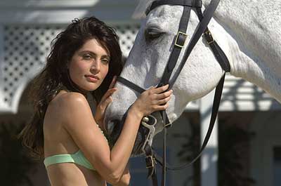 Solange (Caterina Murino) se rda projede po pli na koni