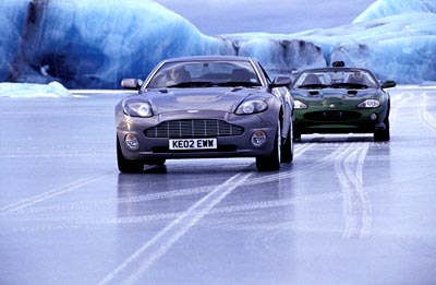 Bond ve svm Aston Martinu Vanquish unik ped Zaem, kter ho pronsleduje svm Jagurem