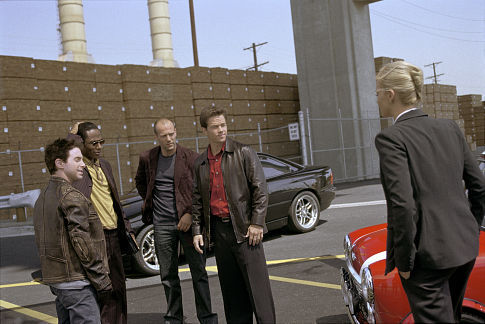 zleva: Lyle (Seth Green), Lev ucho (Mos Def), Fek Rob (Jason Staham), Charlie Crocker (Mark Wahlberg) a Stella Bridger (Charlize Theron) stojc u svho mini cooperu