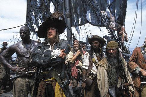 straliv kapitn Barbossa (Geoffrey Rush) a jeho pirti