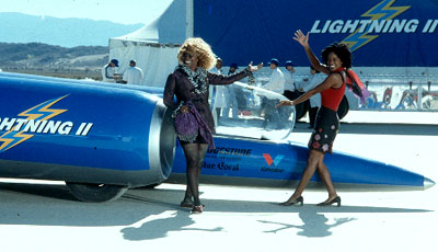 Vera (Whoopi Goldberg) a Merrill (Lanai Chapman) prv kradou vysokorychlostn modul Blesk II
