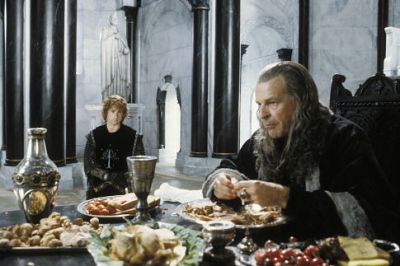 Pipin (Billy Boyd) vstoup do sluby u Denethora (John Noble), vldce Gondoru