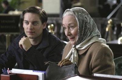 Peter Parker (Tobey Maguire) s tetou May (Rosemary Harris) v bance