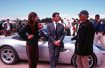 reisr Michael Apted, James Bond (P. Brosnan) a Elektra (Sophie Marceauov) u Bondova novho BMW